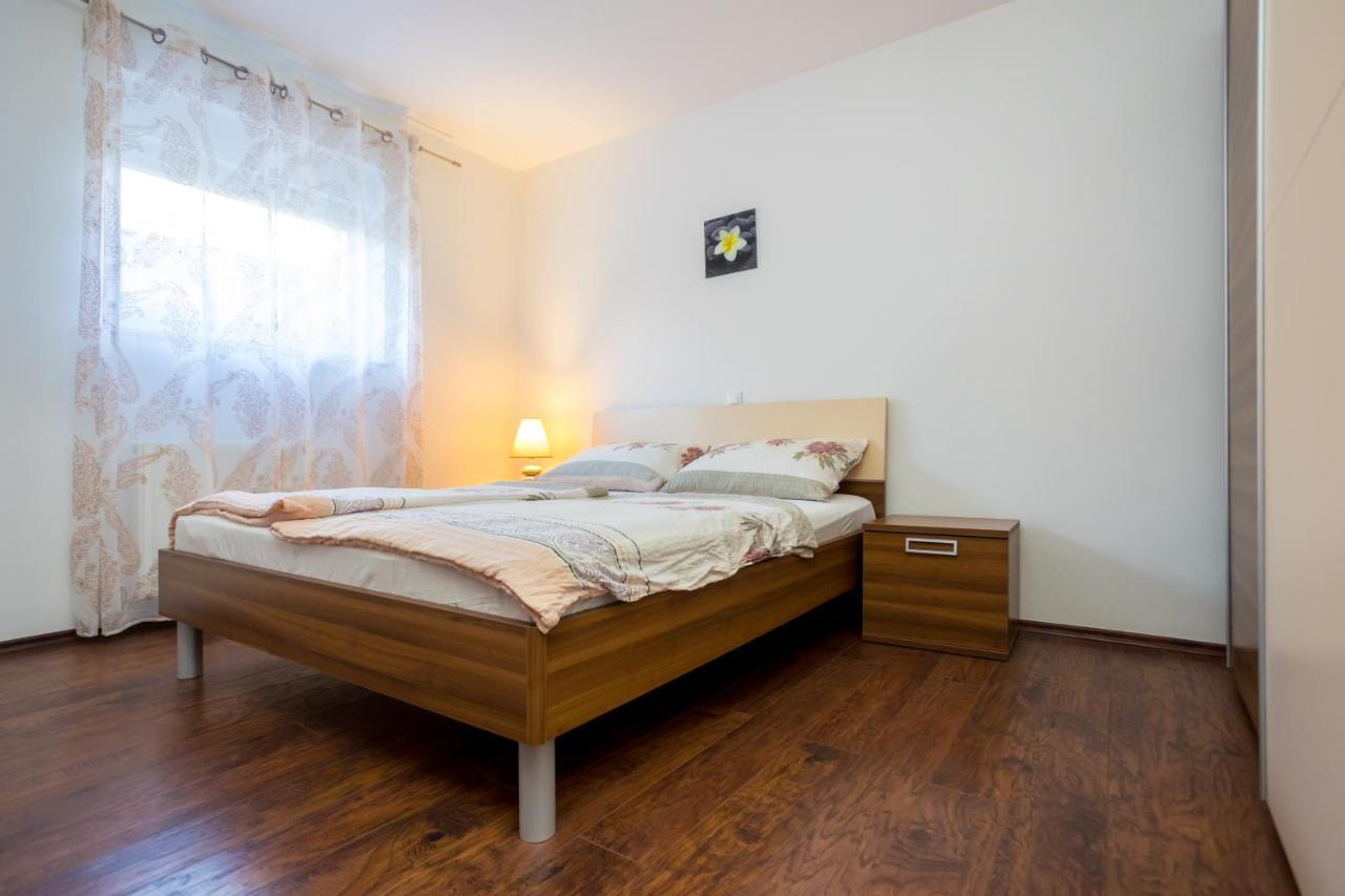 Apartmani Sandra Malinska Sveti Vid-Miholjice Exterior photo