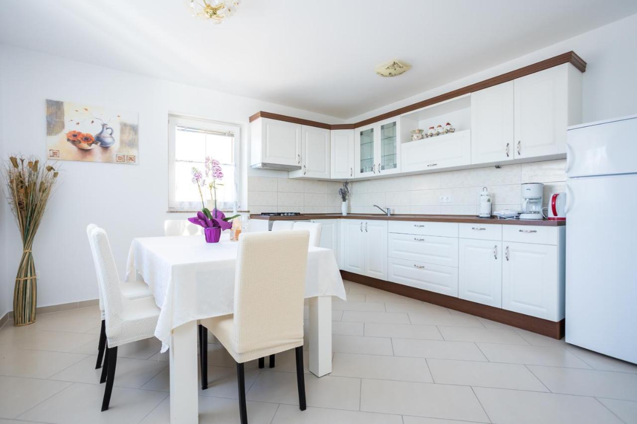 Apartmani Sandra Malinska Sveti Vid-Miholjice Exterior photo