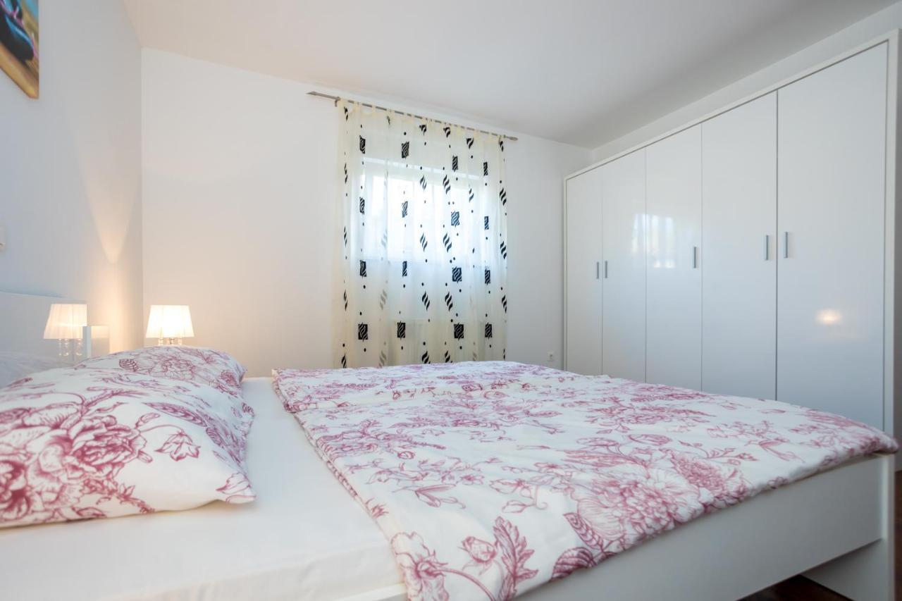Apartmani Sandra Malinska Sveti Vid-Miholjice Exterior photo