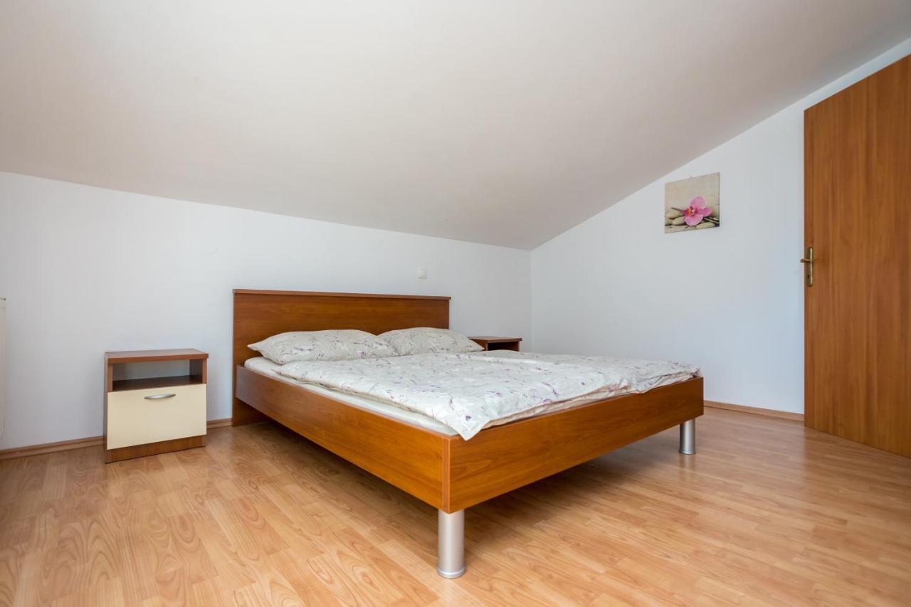 Apartmani Sandra Malinska Sveti Vid-Miholjice Exterior photo