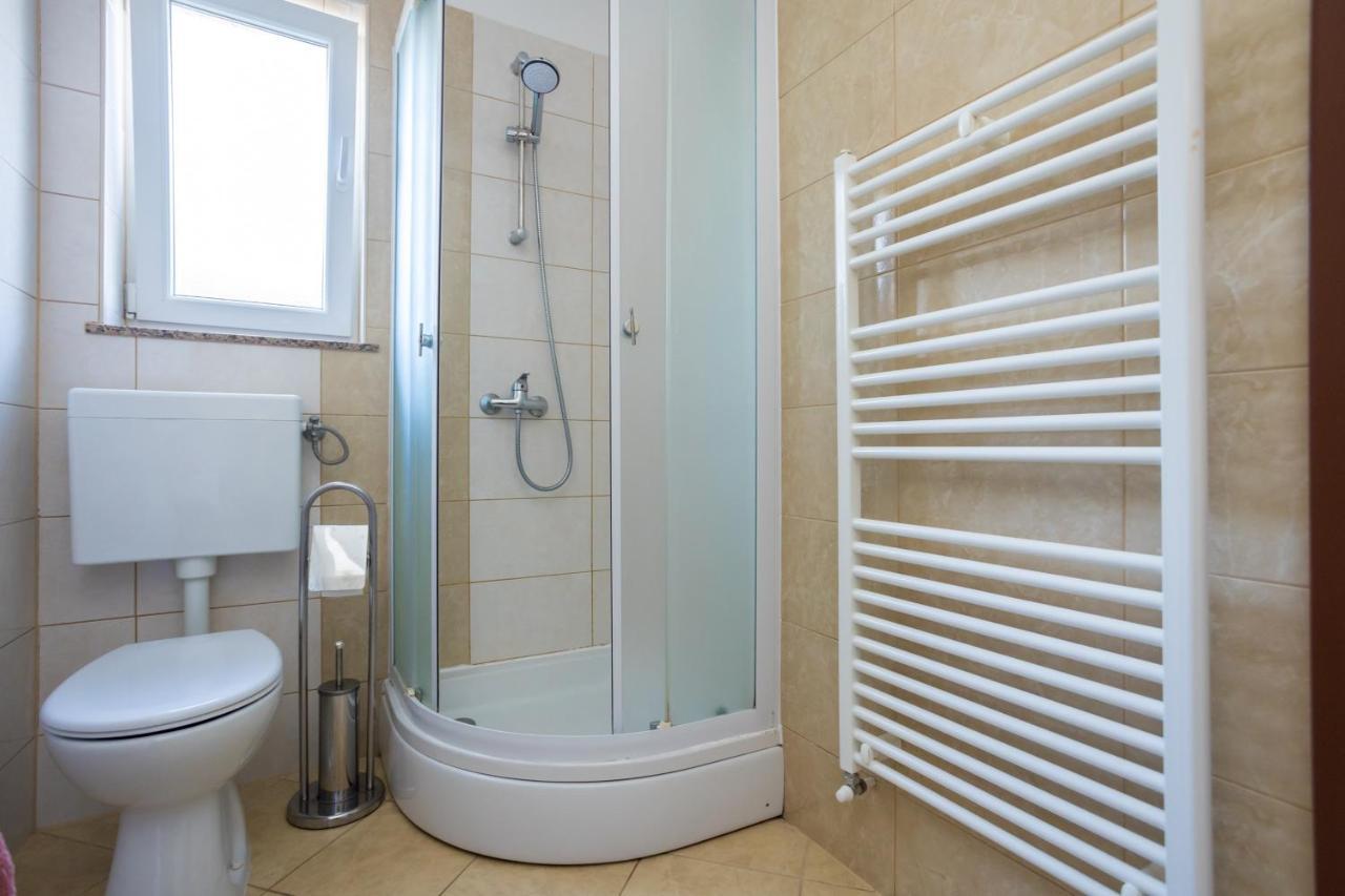 Apartmani Sandra Malinska Sveti Vid-Miholjice Exterior photo