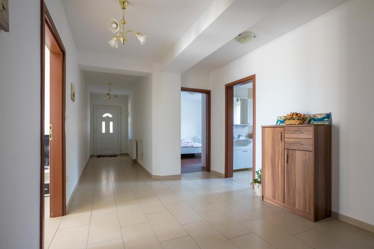 Apartmani Sandra Malinska Sveti Vid-Miholjice Exterior photo